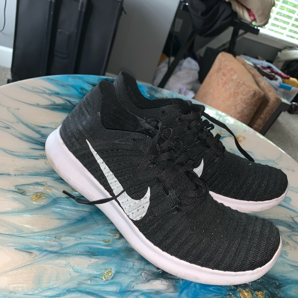 Black Nike flyknit